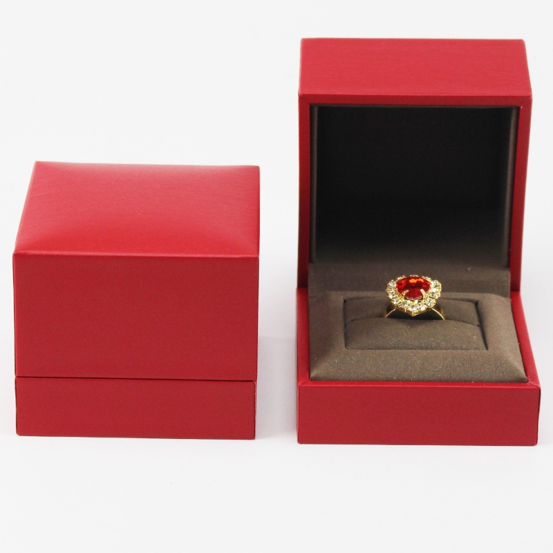 utsökta smycken förpackning låda anpassad hög kvalitet röd smycken ringlåda med svamp skum, storleken är 68 * 68 * 56mm