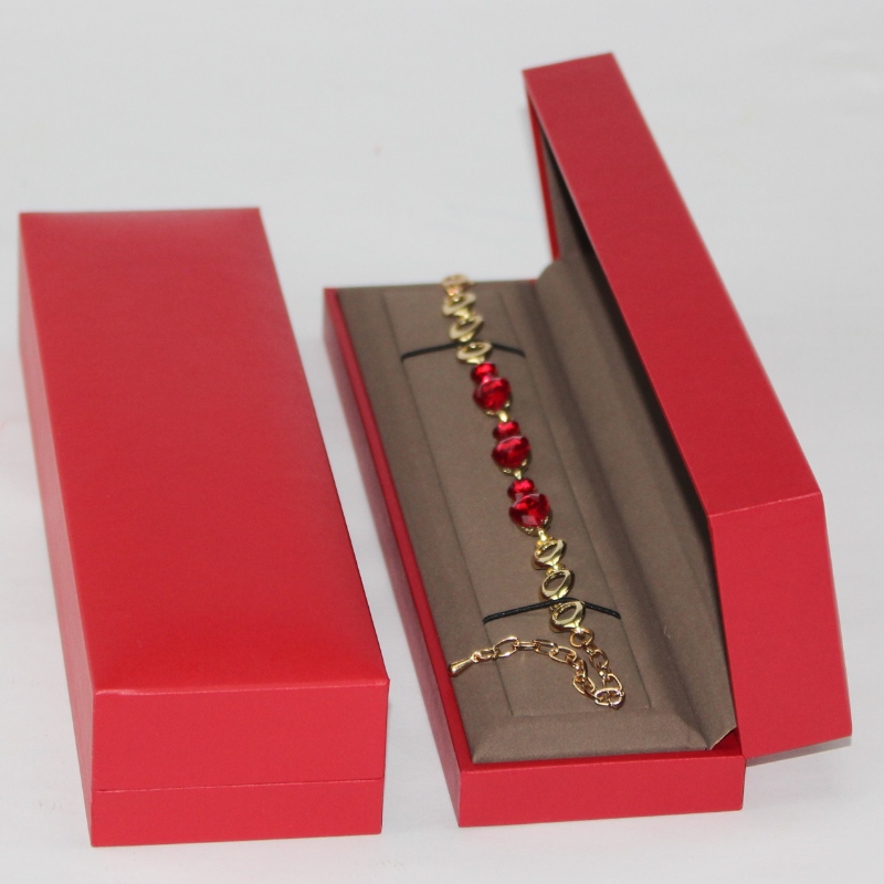 Ett fint smyckeskrin som är av hög kvalitet, ett halsband och ett armbandskrin med svampskum. Storleken är 243*65*40mm.